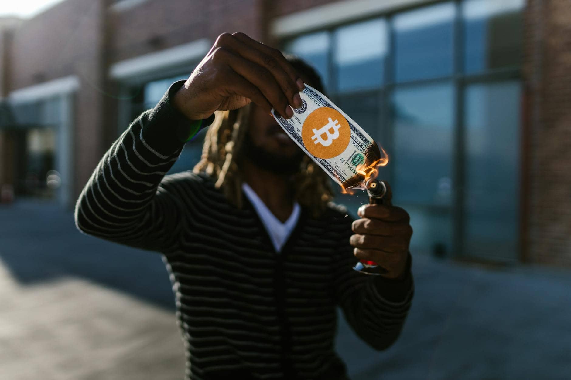 Qui est vraiment Satoshi Nakamoto ? Et pourquoi son anonymat protège Bitcoin